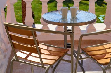 Doğal Cafe masa ve sandalyeler balkon