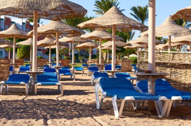şezlong ve şemsiye, deniz tatil kavramı fikir