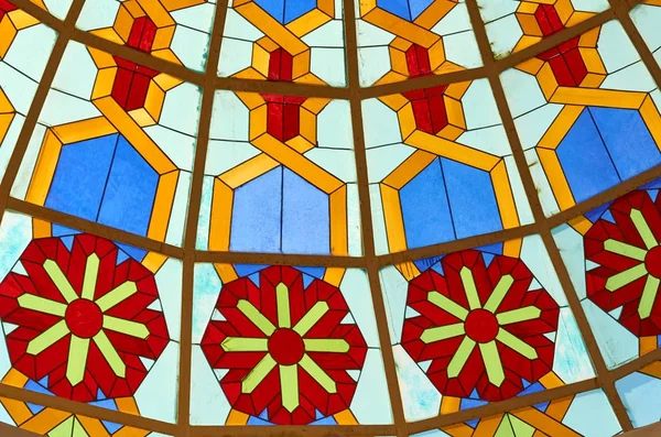 Kézzel készített üveg templom ablak, virágokkal és élénk művészet — Stock Fotó