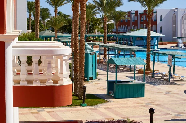 Hotel balcón con piscina, relax y descanso idea — Foto de Stock