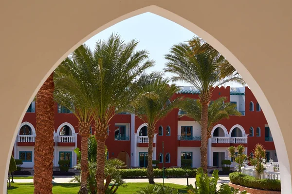 Arkitektur se thru arc på gatan i Hurghada, Egypten — Stockfoto