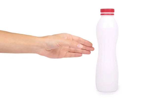 Flasche Joghurt mit rotem Deckel in der Hand isoliert auf weißem Hintergrund, gesunder Lebensstil, Plastikbehälter für Milch — Stockfoto