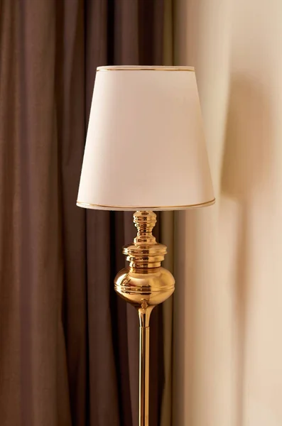 Stehlampe, dekorative Fackel im Raum — Stockfoto