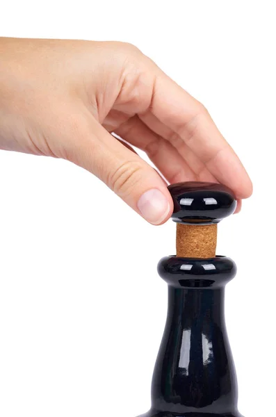 Vacker svart flaska i handen isolerad på vit bakgrund, dyra alkohol, lyx drink — Stockfoto