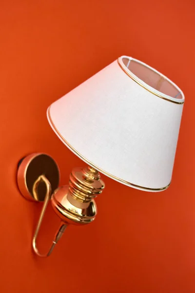Підлоговий світильник, декоративний факел в кімнаті — стокове фото