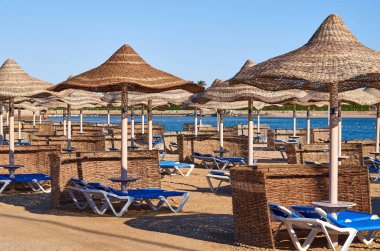 şezlong ve şemsiye, deniz tatil kavramı fikir