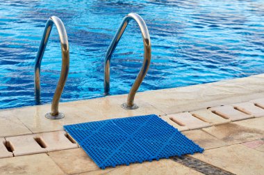 Yüzme Havuzu ile metal merdiven. Mavi su