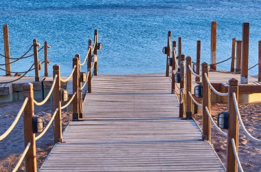 Deniz ufuk içine eski ahşap iskele