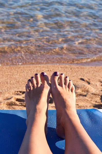 ビーチの砂の上の美しい女性の足 — ストック写真