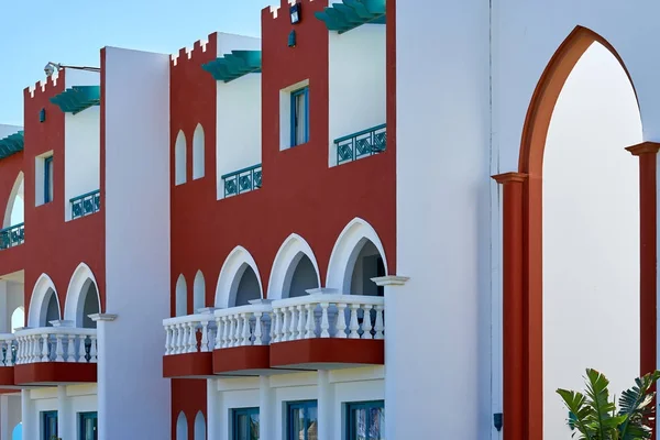 Vita arkitekturen på gatan i hurghada, Egypten — Stockfoto