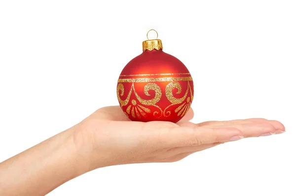 Cristmas decoração, bola vermelha de vidro na mão isolado no fundo branco. Objeto Ano Novo — Fotografia de Stock