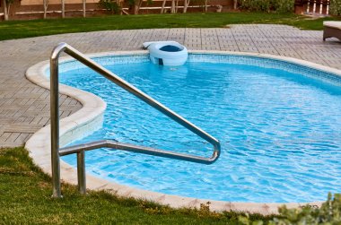 Yüzme Havuzu ile metal merdiven. Mavi su