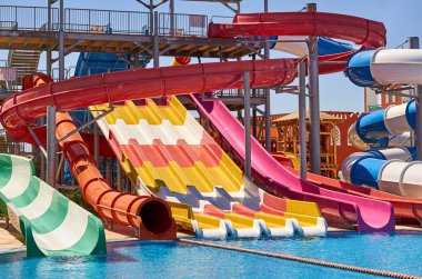 Aquapark sürgü ile su Yüzme Havuzu, mavi su