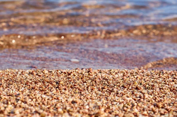 Plage de sable macro, gros plan photographie, pierres et eau — Photo