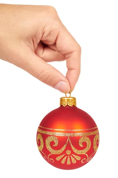 Decoración de Navidad, bola roja de cristal en mano aislada sobre fondo blanco. Objeto de Año Nuevo — Foto de Stock