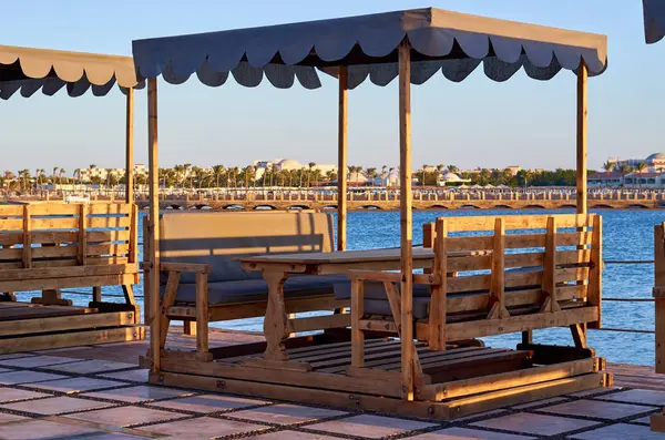 Gazebo de madera de lujo en la playa al atardecer — Foto de Stock