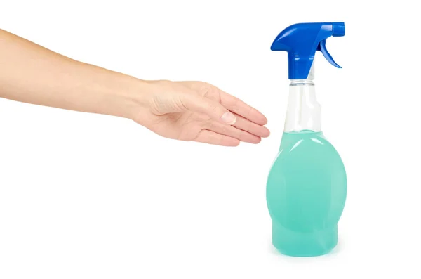 Schoonmaken van de spray fles in de hand geïsoleerd op een witte achtergrond. Huishoudelijk werk en sanitaire concept — Stockfoto