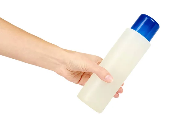 白い背景で隔離の手で青いキャップをプラスチックの白いシャンプー ボトル。髪のケアのためのジェル ディスペンサーです。ボディ ローションとコンテナー. — ストック写真