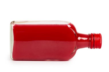 Beyaz arka plan üzerinde izole kırmızı tentür ile cam şişe. Alkol sorunu