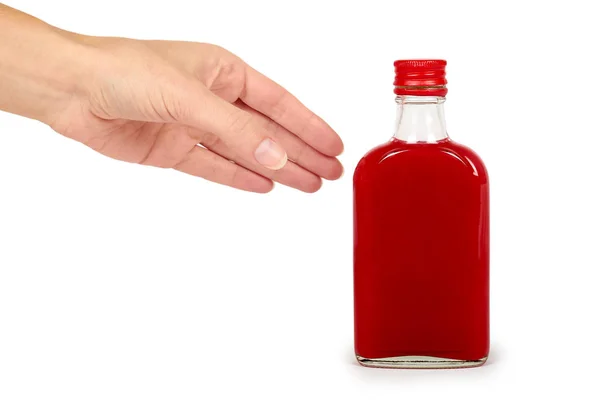 Γυάλινο μπουκάλι με το κόκκινο βάμμα στο χέρι απομονωθεί σε λευκό φόντο. Πρόβλημα αλκοολισμού — Φωτογραφία Αρχείου