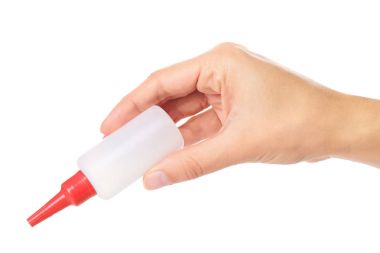 Beyaz bir arka plan üzerinde izole el kapta beyaz tutkal