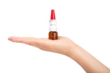 burun püskürtülen ilaç şişe tutan el. Beyaz arka plan üzerinde izole