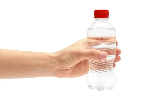 여자 손은 깨끗하고 신선 한 물을 플라스틱 병에 채워 넣는다. 흰 배경에 고립됨 — 스톡 사진