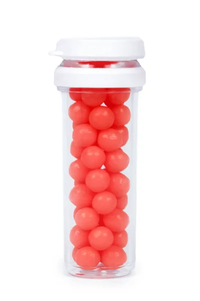 Garrafa de remédio com vitaminas na mão isoladas em fundo branco, recipiente transparente com pílulas, bolas amarelas — Fotografia de Stock