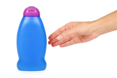 Kırmızı plastik şişe şampuan beyaz arka plan üzerinde izole el için. Hydiene ve fikir Temizleme