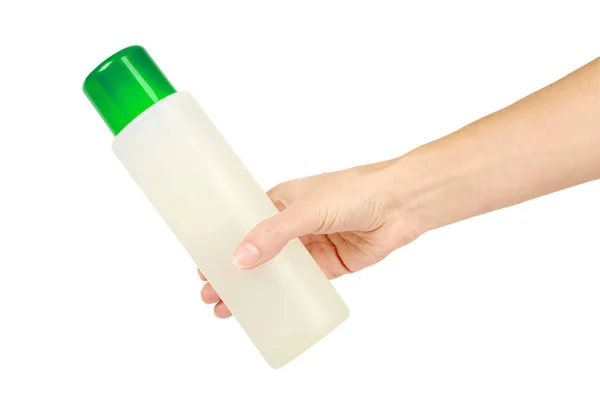 Frasco de champô branco de plástico com tampa azul na mão isolado sobre fundo branco. Distribuidor de gel para cuidados com o cabelo. Recipiente com loção corporal . — Fotografia de Stock