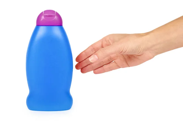 Frasco de plástico rojo para champú en mano aislado sobre fondo blanco. Idea de higiene y limpieza —  Fotos de Stock