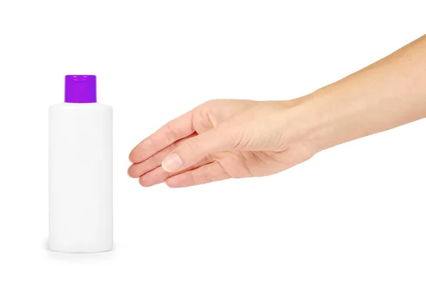 Flacone shampoo bianco in plastica con tappo arancione in mano isolato su sfondo bianco. Distributore di gel per la cura dei capelli. Contenitore con lozione corpo . — Foto Stock