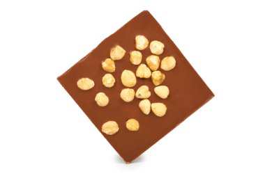 Bütün fındık ile ev yapımı çikolata. Beyaz arka plan üzerinde izole. Arkadan Görünüm