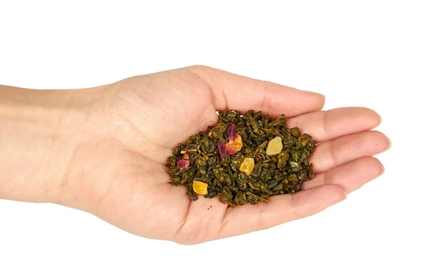 Suchý zelený čaj haldy v ruce, izolované na bílém pozadí — Stock fotografie