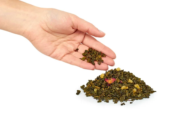 Ξηρό σωρού πράσινο τσάι στο χέρι, απομονώνονται σε λευκό φόντο — Φωτογραφία Αρχείου