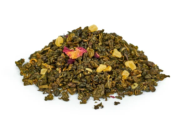 Suchý zelený čaj haldy, izolované na bílém pozadí — Stock fotografie