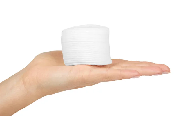 Almofadas de algodão redondas na mão, isoladas em fundo branco — Fotografia de Stock