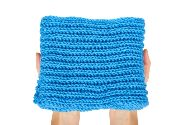 Ciepły wełniany szalik niebieski domu w ręku, na białym tle — Zdjęcie stockowe