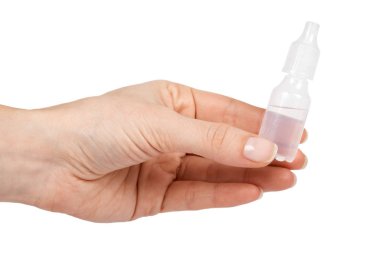 Tıbbi göz damlalık şişe, konteyner sıvı el ile. Beyaz arka plan üzerinde izole. Tıp çözüm