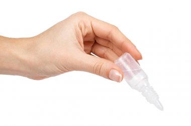 Tıbbi göz damlalık şişe, konteyner sıvı el ile. Beyaz arka plan üzerinde izole. Tıp çözüm