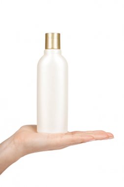 Plastik şampuan şişesi elinde beyaz. Beyaz arka plan üzerinde izole. Banyo jeli vücut bakımı için. Boş şablon