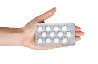 Beyaz el blister içinde hap. Beyaz arka plan üzerinde izole