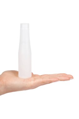 Şeffaf seyahat şişe, otel banyo şampuan elinde. Beyaz arka plan üzerinde izole