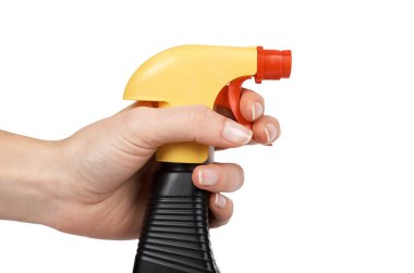 Plastik sprey temizleyici şişesi elinde tabanca. Beyaz arka plan üzerinde izole