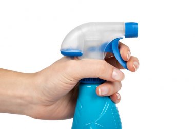 Plastik sprey temizleyici şişesi elinde tabanca. Beyaz arka plan üzerinde izole