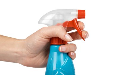 Plastik sprey temizleyici şişesi elinde tabanca. Beyaz arka plan üzerinde izole