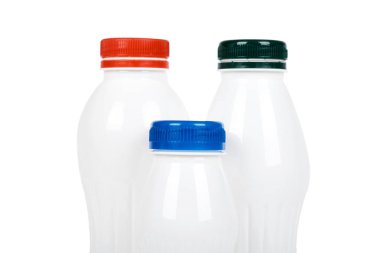 Üç beyaz plastik şişe içki yoğurt veya süt ile. Beyaz arka plan üzerinde izole. Konteyner mal şablonu