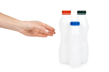 Beyaz plastik şişe içki yoğurt veya süt ile el ile. Beyaz arka plan üzerinde izole. Konteyner mal şablonu
