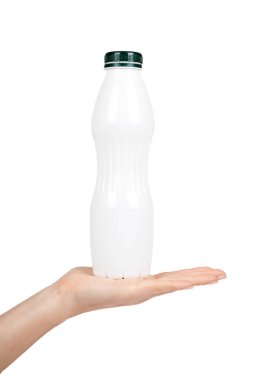 Beyaz plastik şişe içki yoğurt veya süt ile el ile. Beyaz arka plan üzerinde izole. Konteyner mal şablonu