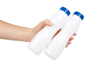 Beyaz plastik şişe içki yoğurt veya süt ile el ile. Beyaz arka plan üzerinde izole. Konteyner mal şablonu